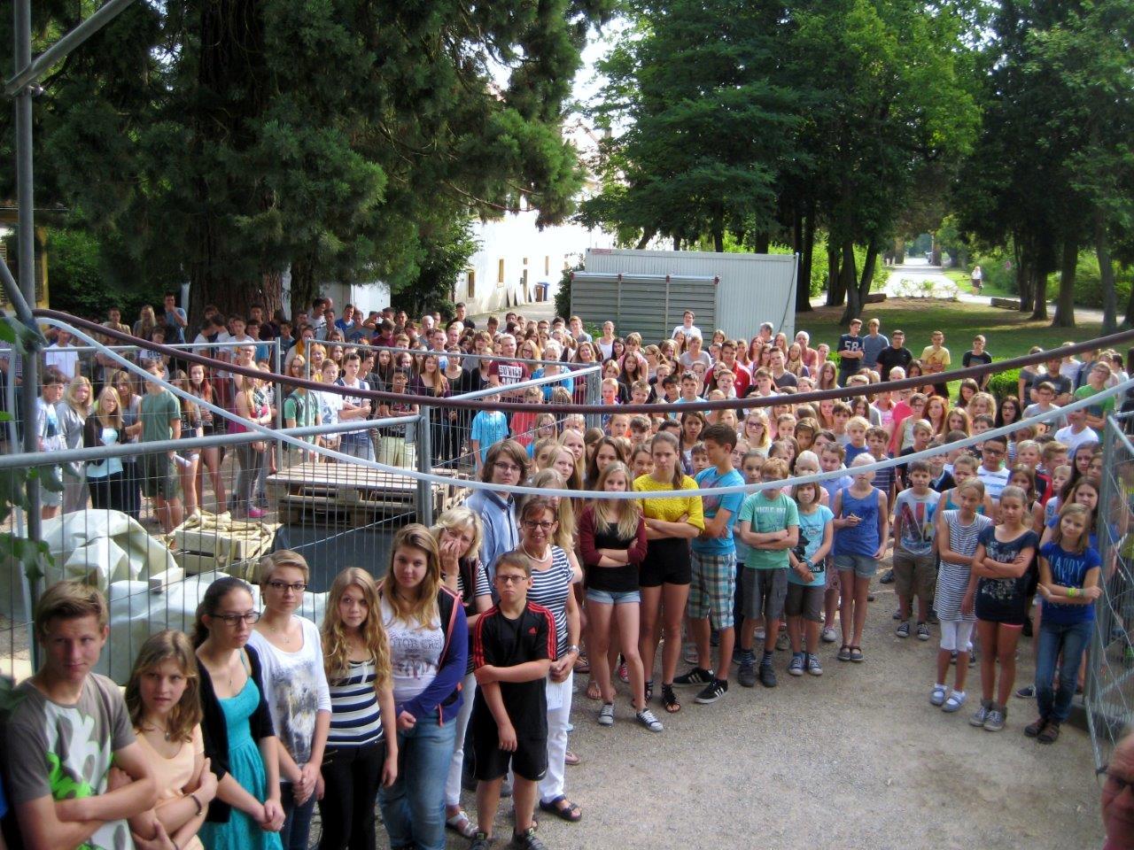 FSSJ-Schüler und Gäste bei der Zeugnisübergabe vor dem Schloss